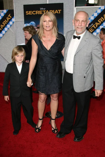 Peta Wilson en zoon met John Malkovich in het "Secretariaat" Los Angeles Premiere, El Capitan, Hollywood, Ca. 09-30-10 — Stockfoto