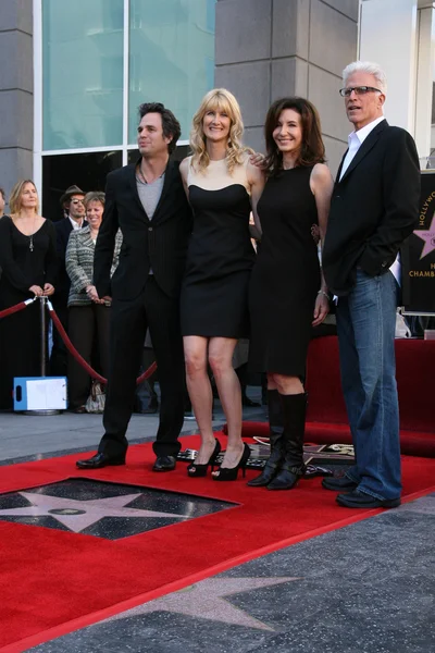 Mark Ruffalo, Laura Dern, Mary Steenburgen, Ted Danson em Bruce Dern, Laura Dern e Diane Ladd Homenageados com Estrelas na Calçada da Fama de Hollywood, Hollywood, CA. 11-01-10 — Fotografia de Stock