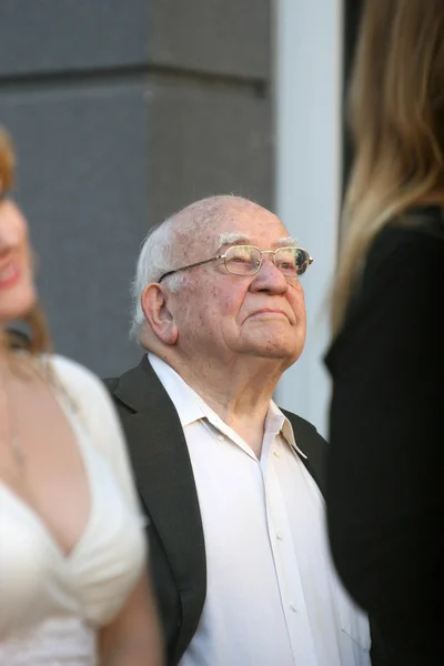 Ed Asner at Bruce Dern, Laura Dern and Diane Ladd Honored with Stars on the Hollywood Walk of Fame, Hollywood, CA. 11-01-10 — Stock fotografie