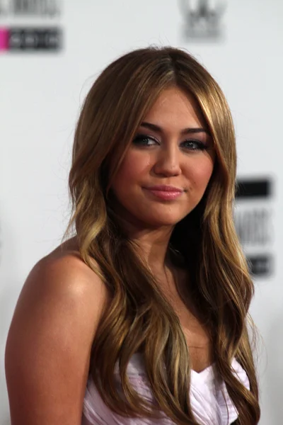 Miley Cyrus at the 2010 American Music Awards Arrivals, Nokia Theater, Los Angeles, CA. 11-21-10 — Stock Photo, Image