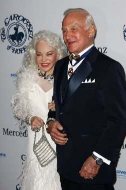 buzz Aldrin ve karım lois, 32 yıl dönümü atlıkarınca umut top, beverly hilton hotel, beverly hills, ca. 10-23-10