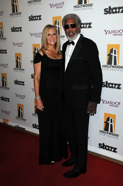 Lori McCreary y Morgan Freeman en la 14ª Gala Anual de Premios Hollywood, Beverly Hilton Hotel, Beverly Hills, CA. 10-25-10 —  Fotos de Stock