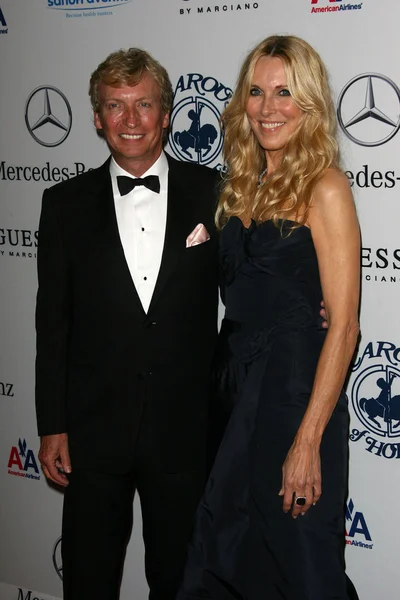 Nigel Lythgoe i Alana Stewart w 32 rocznicę karuzela nadziei piłkę, Beverly Hilton Hotel, Beverly Hills, Ca. 10-23-10 — Zdjęcie stockowe