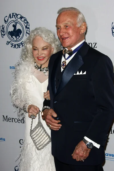 Buzz aldrin und wife lois beim 32. jubiläums karussell der hoffnungskugel, beverly hilton hotel, beverly hills, ca. 23.10.10 — Stockfoto