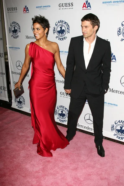 Halle Berry y Olivier Martinez — Foto de Stock