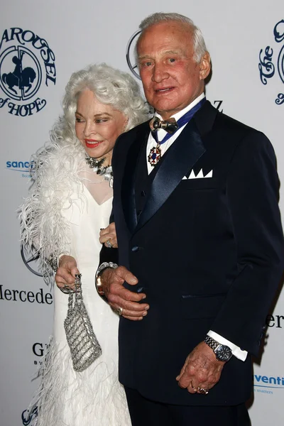 Buzz aldrin och hustru lois på 32: a årsdagen karusellen av hopp klumpa ihop sig, beverly hilton hotel, beverly hills, ca. 10-23-10 — Stockfoto