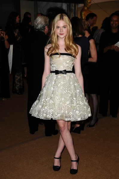 Elle fanning w 2 Prezesów Akademii rocznej nagrody, kodak theater, hollywood, ca. 11-14-10 — Zdjęcie stockowe