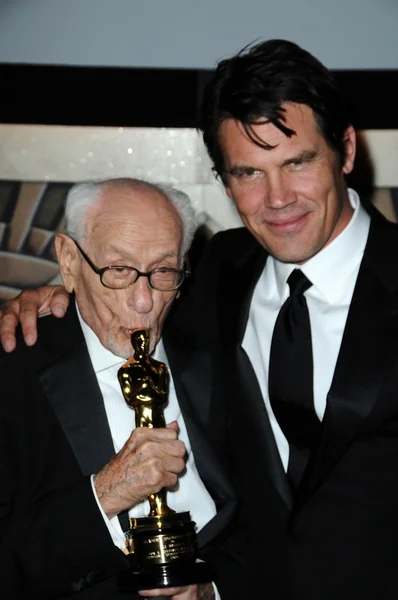 Eli Wallach e Josh Brolin no 2nd Annual Academy Governors Awards, Kodak Theater, Hollywood, CA. 11-14-10 — Fotografia de Stock