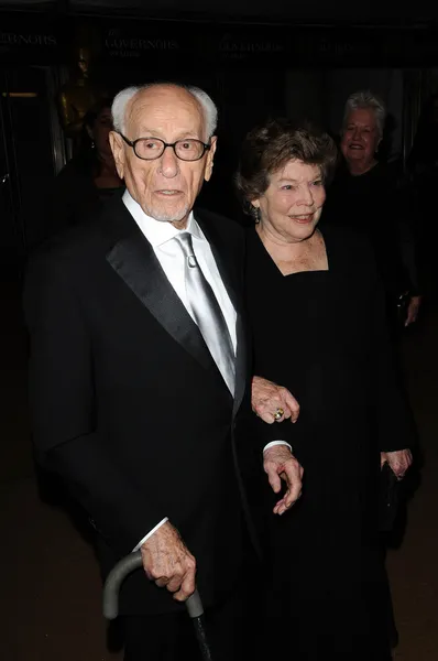 Илай Уоллах и Энн Джексон на 2-й ежегодной церемонии вручения премии "Оскар", театр Кодак, Голливуд, Калифорния. 11-14-10 — стоковое фото