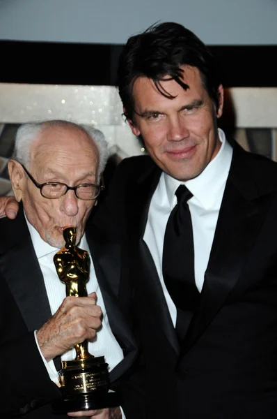 Eli Wallach e Josh Brolin — Fotografia de Stock