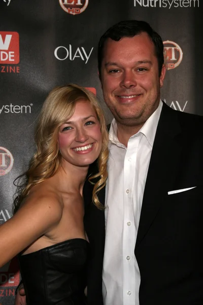 Michael Gladis e Beth Behrs no "2010 Hot List" da TV Guide Magazine, Drai 's, Hollywood, CA. 11-08-10 — Fotografia de Stock