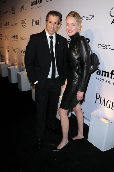 Kenneth Cole and Sharon Stone at amfAR Inspiration Gala Celebrating Mens Style with Piaget and DSquared 2, Chateau Marmont, Los Angeles, CA. 10-27-10 — Stock Photo, Image