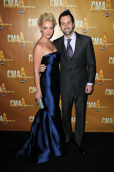 Katherine Heigl e Josh Kelly no 44th Annual CMA Awards, Bridgestone Arena, Nashville, TN. 11-10-10 — Fotografia de Stock