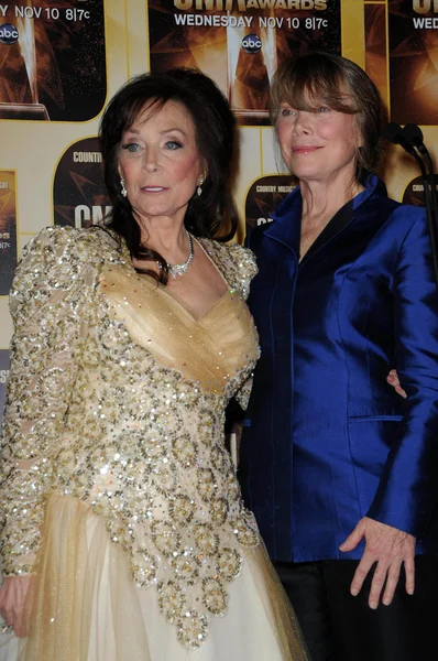 Loretta Lynn, Sissy Spacek at the 44th Annual CMA Awards, Bridgestone Arena, Nashville, TN. 11-10-10 — ストック写真