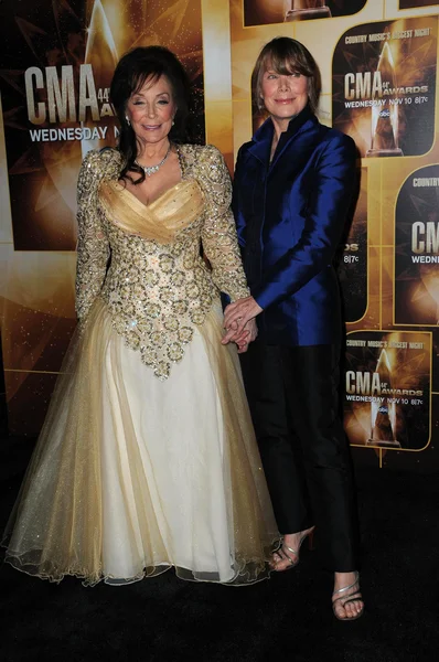 Loretta Lynn and Sissy Spacek at the 44th Annual CMA Awards, Bridgestone Arena, Nashville, TN. 11-10-10 — 图库照片