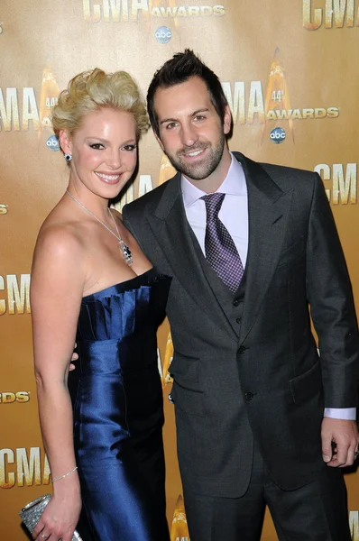 Katherine Heigl e Josh Kelly al 44th Annual CMA Awards, Bridgestone Arena, Nashville, TN. 11-10-10 — Foto Stock