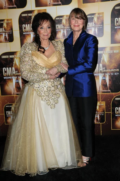 Loretta Lynn and Sissy Spacek at the 44th Annual CMA Awards, Bridgestone Arena, Nashville, TN. 11-10-10 — Zdjęcie stockowe