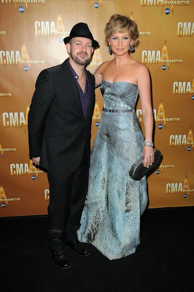 Kristian Bush og Jennifer Nettles på den 44. årlige CMA Awards, Bridgestone Arena, Nashville, TN. 11-10-10 – stockfoto