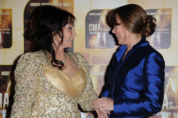 Loretta Lynn e Sissy Spacek no 44th Annual CMA Awards, Bridgestone Arena, Nashville, TN. 11-10-10 — Fotografia de Stock