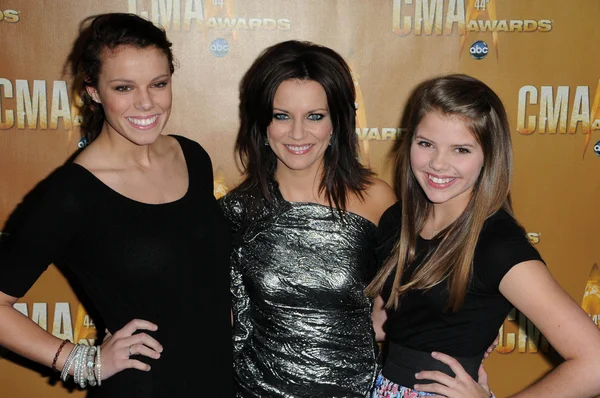 Martina McBride and Daughters at the 44th Annual CMA Awards, Bridgestone Arena, Nashville, TN. 11-10-10 — Zdjęcie stockowe