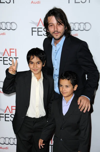 Diego Luna met Christopher en Gerardo Ruiz-Espranza bij de "Abel" vertoning op AFI Fest 2010, Chinees theater, Hollywood, ca. 11-08-10 — Stockfoto