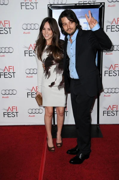 Camila Sosnovec, diego luna "ábel" screening na afi fest 2010, čínské divadlo, hollywood, ca. 11-08-10 — Stock fotografie