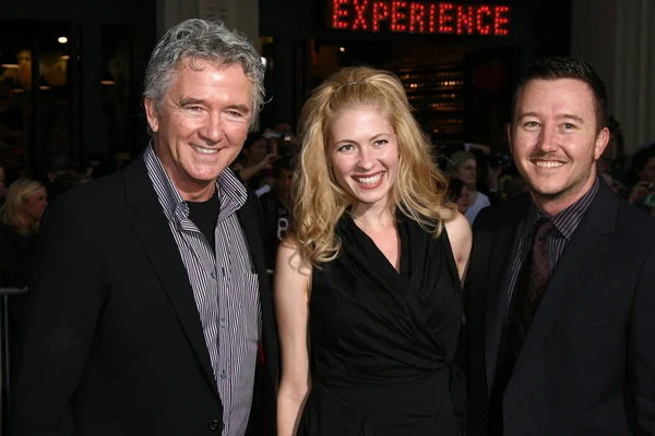 Patrick Duffy con hijo e hija en la ley —  Fotos de Stock