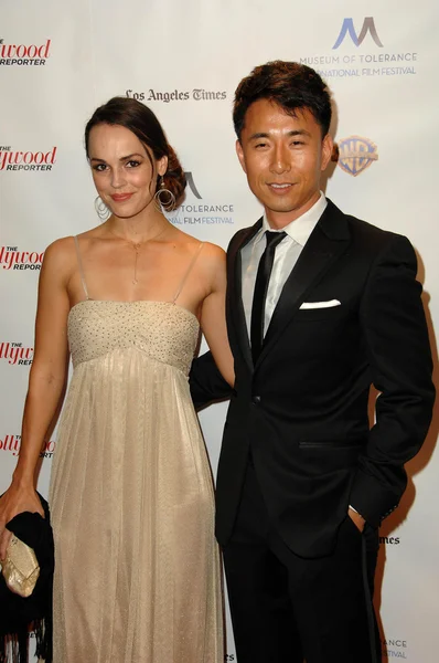 Erin Cahill and James Kyson Lee — Stock Photo, Image