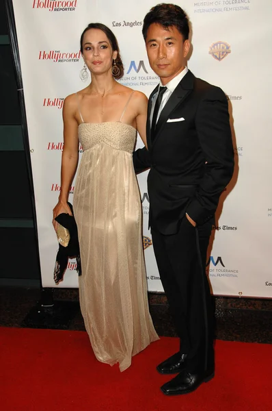 Erin Cahill e James Kyson Lee all'Inaugural Museum Of Tolerance International Film Festival Gala Honoring Clint Eastwood, Museum Of Tolerance, Los Angeles, CA. 11-14-10 — Foto Stock