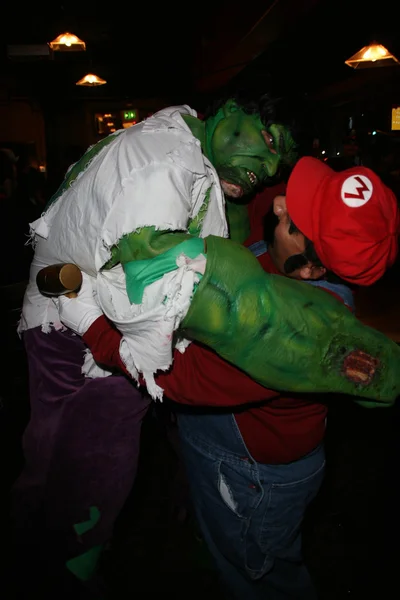 Pablo Ramos with the Hulk at the 2010 Long Beach Comic-Con Hero Initiative Costume Ball to benefit heroinititive.org, Rock Bottom, Long Beach, CA. 10-30-10 — Stock Photo, Image