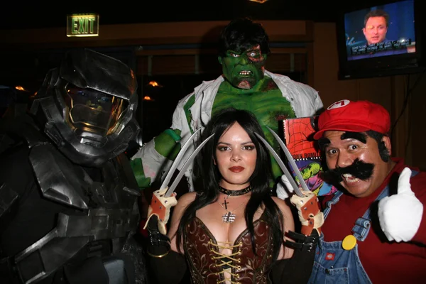 Heather Harris y Pablo Ramos y amigos en el 2010 Long Beach Comic-Con Hero Initiative Costume Ball en beneficio de heroinititive.org, Rock Bottom, Long Beach, CA. 10-30-10 — Foto de Stock