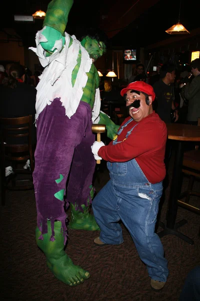 Pablo Ramos Con Hulk 2010 Long Beach Comic Con Hero — Foto Stock