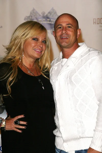 Gloria kisel und raff anteby bei der rallye für krebskranke kinder "the qualiers" celebrity draft party, roosevelt hotel, hollywood, ca. 22.10.10 — Stockfoto