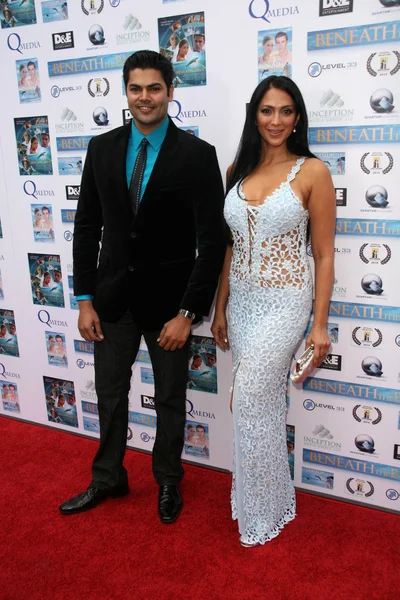 Ganesh Venkatraman y Kalpana Panditat una proyección de "Beneath the Blue" en el Festival de Cine de Hollywood, Arclight, Hollywood, CA. 10-23-10 — Foto de Stock