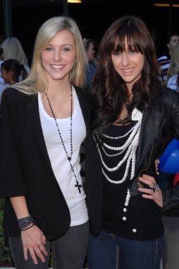 Savannah Burhoe ve Amanda Burhoe aka Savvy ve Mandy