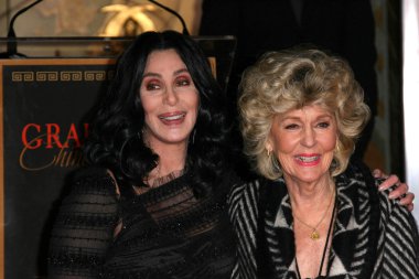 Cher ve anne Gürcistan holt Cher'in el ve ayak izi töreni, grauman's Çince tiyatro, hollywood, ca. 11-18-10