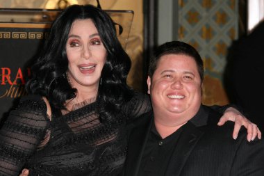 Cher ve chaz bono Cher'in el ve ayak izi töreni, grauman's Çince tiyatro, hollywood, ca. 11-18-10