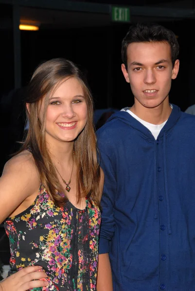 Madi Wackerman y Connor Berkompas en "Kids Helping Children" en beneficio del CHOC Childrens Hospital, Anaheim Hilton, Anaheim, CA. 11-14-10 —  Fotos de Stock