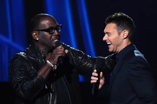 Randy Jackson ve Ryan Seacrest at "American Idol" Sezon 10 Yargıçlar Duyuru, Forum, Inglewood, Ca. 09-22-10 — Stok fotoğraf