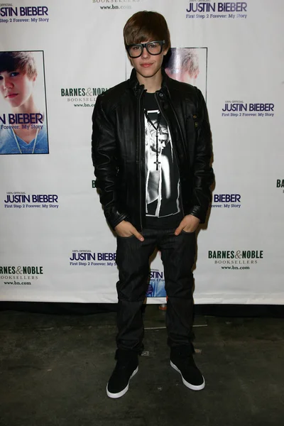 Justin Bieber at in in-store to sign copies of "Justin Bieber: First Step 2 Forever: My Story," Barnes and Noble, Los Angeles, CA. 10-31-10 — Stock Photo, Image