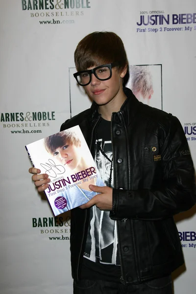 Justin Bieber in negozio per firmare copie di Justin Bieber: First Step 2 Forever: My Story, Barnes and Noble, Los Angeles, CA. 10-31-10 — Foto Stock
