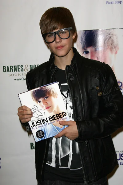 Justin Bieber in negozio per firmare copie di Justin Bieber: First Step 2 Forever: My Story, Barnes and Noble, Los Angeles, CA. 10-31-10 — Foto Stock