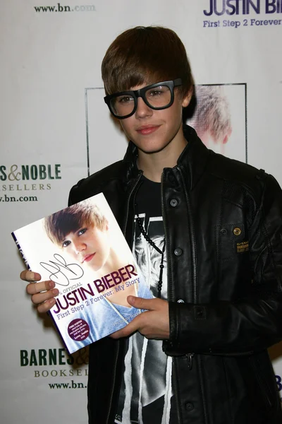 Justin bieber op in in-store te ondertekenen exemplaren van "justin bieber: eerste stap 2 forever: mijn verhaal," barnes en edel, los angeles, ca. 10-31-10 — Stockfoto