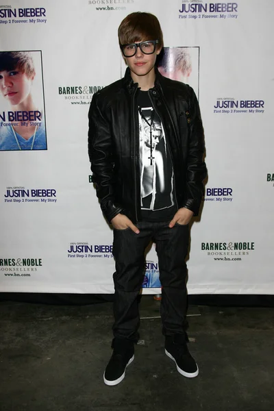 Justin Bieber at in in-store to sign copies of "Justin Bieber: First Step 2 Forever: My Story," Barnes and Noble, Los Angeles, CA. 10-31-10 — Stock Photo, Image