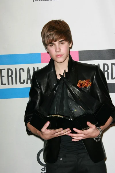 Джастин Бибер в 2010 году на American Music Awards Press Room, Nokia Theater, Лос-Анджелес, Калифорния. 11-21-10 — стоковое фото