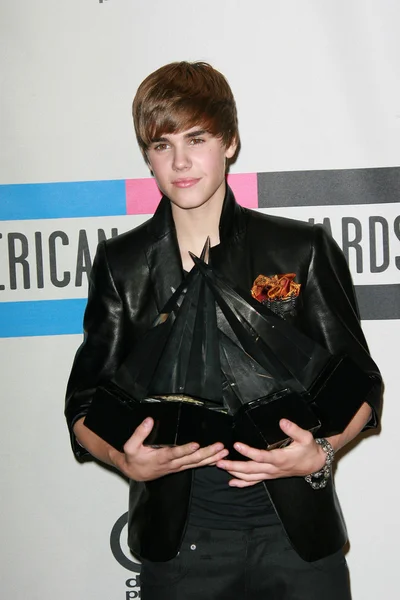 จัสติน บีเบอร์ ที่งาน American Music Awards Press Room 2010 ที่โนเกีย เธียเตอร์ ลอสแองเจลิส แคลิฟอร์เนีย 11-21-10 — ภาพถ่ายสต็อก