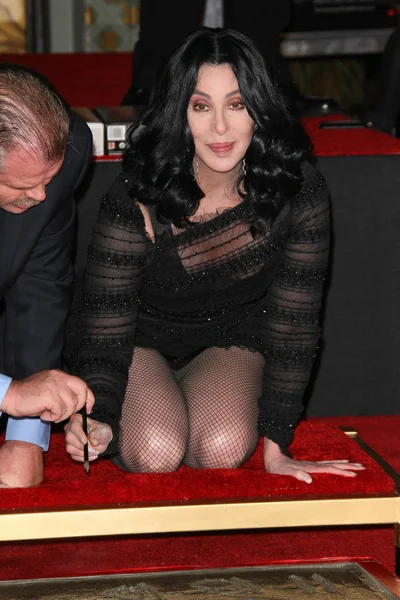 Cerimônia de Cher 's Hand and Footprint, Grauman' s Chinese Theatre, Hollywood, CA. 11-18-10 — Fotografia de Stock