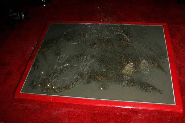 Cher's Hand and Foot Prints at Cher's Hand and Footprint Ceremony, Grauman's Chinese Theatre, Hollywood, CA. 11-18-10 — Stock Photo, Image