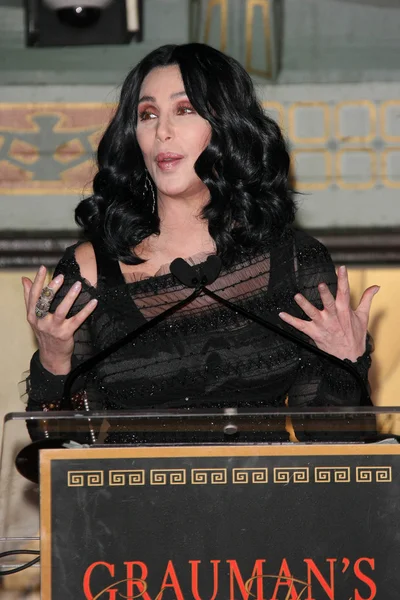Cher στο χέρι και το αποτύπωμα τελετή της cher, Κινέζικο Θέατρο του Γκράουμαν, hollywood, ca. 18-11-10 — Φωτογραφία Αρχείου