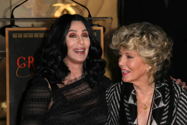 Cher e mamma Georgia Holt alla cerimonia della mano e dell'impronta di Cher, Grauman's Chinese Theatre, Hollywood, CA. 11-18-10 — Foto Stock